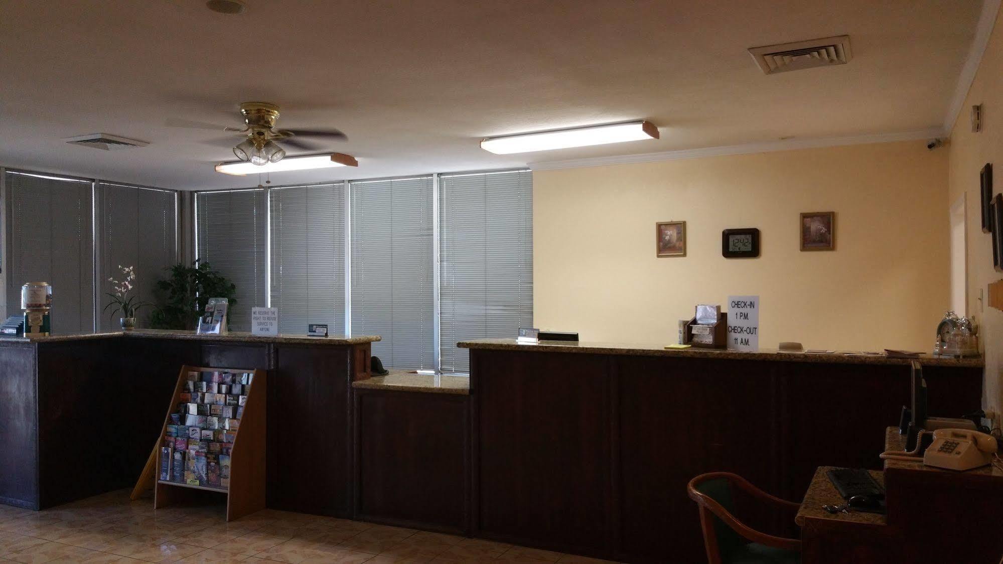 Sunbelt Lodge Motel 아브빌 외부 사진